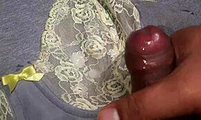 ฉันเสียวสุดๆ กับการเสียวในชุดชั้นในเซ็กซี่ของเพื่อนสนิท