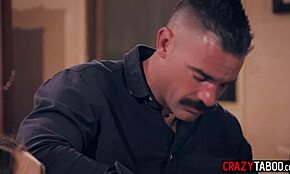 Sletje tiener Marley Brinx hard geneukt door dominante stiefvader Charles Dera