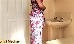 Hint Desi Eş Kocanın Arkadaşının Sikini Hintçe Konuşarak Sertçe İnleyerek Tadıyor