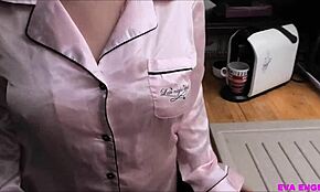 Eva Engel почиње дан са шећер татом креампајем у дивљој јутарњој POV сесији пушења