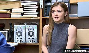 Mladá lupička 18+ sedí na obrovském ptáku, aby se vyhnula vězení