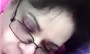 فتاة ساخنة جداً تمتص بعمق لقذف كبير في تجميعة خشنة