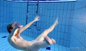 Nastya berani tanggal telanjang di pantai dalam bikini