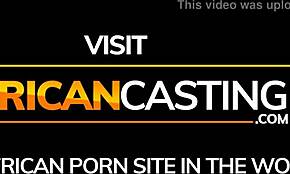 יופי אפריקאית עם שיער קצר רוכבת חזק בראיון עבודה בין גזעי