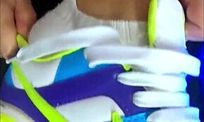 Blond tjej 18+ flickvän i Nike Air-sneakers för fotfetisch-session hemma