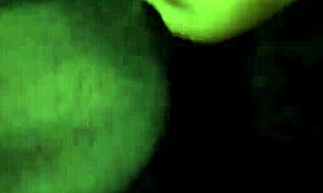 فتاة سوداء تلعب في غرفة الجنس تُمارس الجنس حتى الدموع مع صدر يرتعش