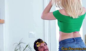 Hé, nézd ezt a maszkos 18+ tinédzsert, aki dugja a mostohaapát és mindenhol le van spriccelve! 😜