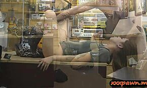 Tesna rokerka brineta jako kurčevana od gadnog zalagaoničara