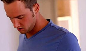 Hey, üvey oğlumun sevgilisini iyi sikişmeyi öğretmemi izle!