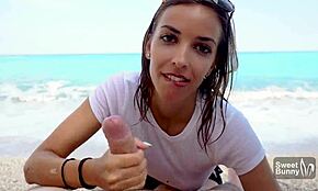 Slordige strand blowjob met zaad slikken buiten