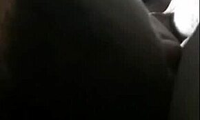 Hej, podívej se na tuhle černou tlustou, jak silně tryská, zatímco jí olizuju kundičku. Zvládneš tenhle mokrý nepořádek?