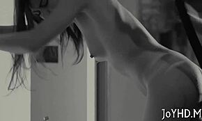 小柄なティーン女が今夜のワイルドなハードコアアクションをほのめかす