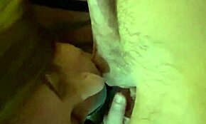 Amatőr milf intenzív mélytorok szopást ad házi orális jelenetben