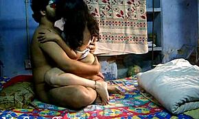 ビッグ・ブーティーのインド人ミルフがマンコを激しく突かれる！