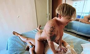 Finom 69-es szórakozás baráttal vad házi forgatásban. Micsoda meglepetés!