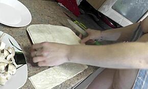 Wow! Sexy MILF Frina zieht sich nackt in der Küche aus