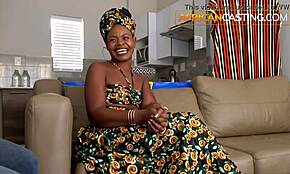 Černá ostrovní dívka bere cizí péro tvrdě v pohovoru na casting