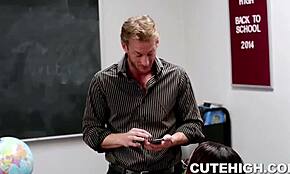 Hei, gjett hvem som forfører sin eldre lærer i dag? Denne naughty ebony tenåringen 18+ har noen ville moves! 😜