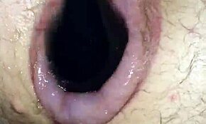 Buham svoju nafúknutú mužskú pičku divou hračkou, cíti sa tak dobre práve teraz