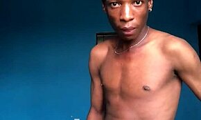 Ορνιάς Twink Αγόρι Λαχταρά Τεράστιο Μαύρο Καυλό σε Οικιακό Κλιπ