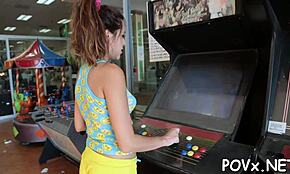 Vroča najstnica 18+ kuja sesa ogromen kurac v POV hardcore pičkanju