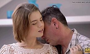 Åh mand, jeg kan ikke tro det, denne gamle fyr fik sådan en sød ung 18+ babe