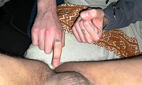 İtalyan Gay Adam Düz Adamın Sikini Emiyor ve Kıçını Parmaklıyor Dışarıdaki Arabada