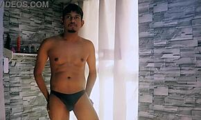 črnec pokaže ogromen kurac v tangah!