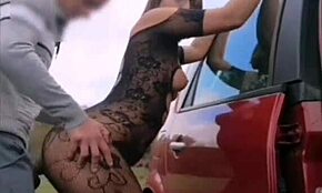 Mens manden var væk lod hun fremmede knulle stor røv udendørs.