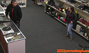 Amateur en casa de empeños se dobla para perrito duro atrás