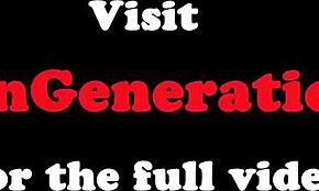 Nonna lesbica e giovane 18+ condividono momento intimo di affetto