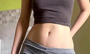 adolescenta drăguță 18+ maiskii se joacă pentru ochii tăi