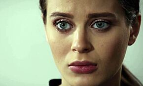 Sugestívna mladá cmúľa a ťahá, jazdi na tvrdom chuji v tabu štýle