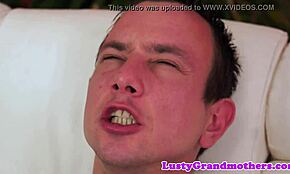 Klasse Oma saugt und fickt meinen harten Schwanz.