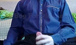 Погледни този сладък тийн 18+ момче пръска на дрехите за удоволствие!