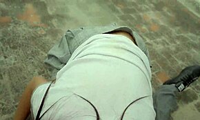 Alumnos graban su sesión caliente al aire libre en HD en el patio de la escuela. La linda mayor de 18 chupa y cabalga duro.