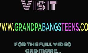 Голяма гърдава млада язди пишката на старец