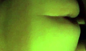 ربة منزل سكسي تمص زب وتُنيك كسها بعمق في فيديو منزلي