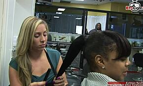 작고 마른 금발에 작은 가슴 어린 여자가 큰 흑인 자지로 입에 사정 원해