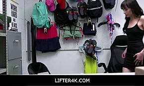 Agentul de securitate cere pizdă plată de la hoțița sexy