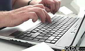 Nick devora coño joven con embestidas feroces de viejo