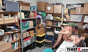 Zlodej tínedžer potrestaný obrovským kohútom v garáži problém