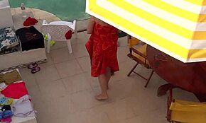 Schau meine Latina-Frau beim Blitzen und Masturbieren am Strand!