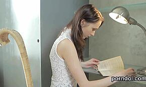 Süße 18+ Teen von älterem Lehrer verführt und hart gefickt im Klassenzimmer