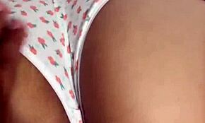 Vi una mancha roja en sus bragas así que tuve que revisar y limpiar su vagina apretada