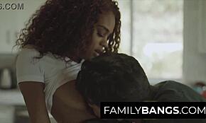 Ого, Скарлит Скандал и Томми Пистол развлекаются с ролевухой папочки 😍