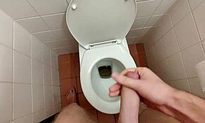 Ember, Nick Hart, hatalmasat lősz ki a fürdőszobában! Nem hiszem el a rendetlenséget.