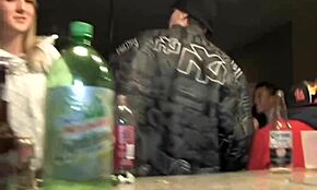 Wow, glaubst du das? Diese Studentin fickt sich mit Dildo die Muschi, während alle auf der Party zusehen!