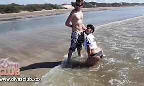 Divoké šúchanie na pláži je také surové a intenzívne