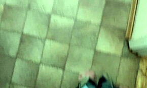 Notre voisin nous surprend en train d'espionner pendant qu'on se fait un cunnilingus lesbien